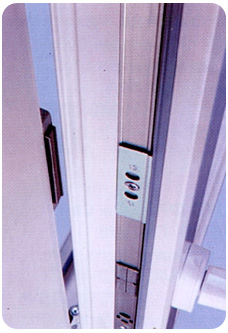 PROPLEX : Особенности оконной фурнитуры Roto NT : Магнитная балконная защелка