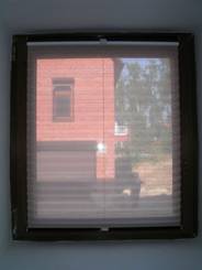 Жалюзи-плиссе: Регулируя шторы по высоте, можно не только управлять потоком солнечного света, но и создавать оригинальные дизайнерские решения